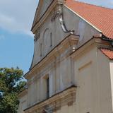 Frontowa fasada barokowego kościoła.