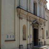 Wejście do kościoła w barokowej  elewacji.