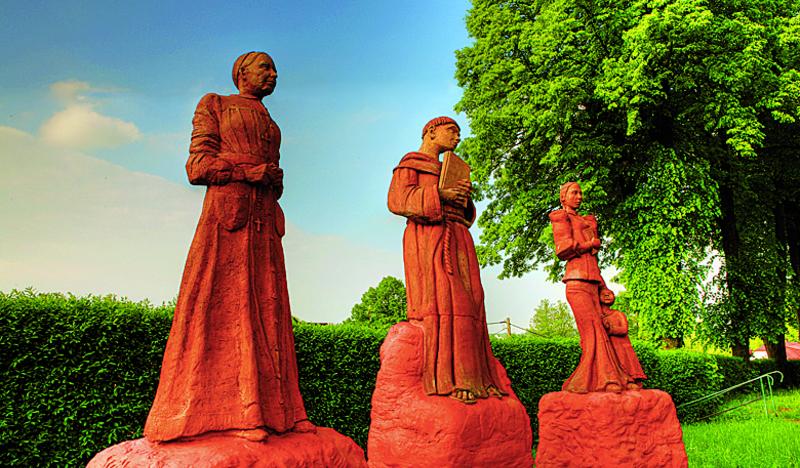 Rzeźby świętych w Lipnicy Murowanej, czerwone figury trzech osób