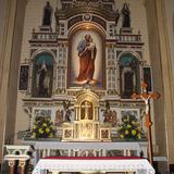 Ołtarz bogato z zdobiony z figurą św. Józefa z Dzieciątkiem.