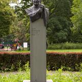 Pomnik Jana Pawła II w Parku im. H. Jordana w Krakowie
