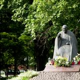 Pomnik Jana Pawła II w Parku Strzeleckim w Krakowie